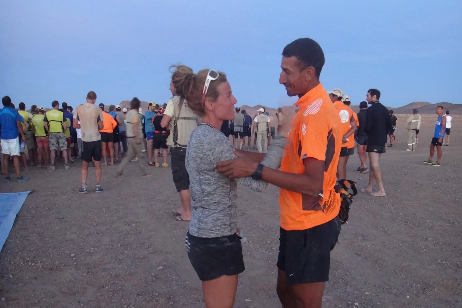Brigitte mit Samir Akdar, einem marokkanischer Profiläufer, der beim Marathon des Sables den vierten Platz belegte.