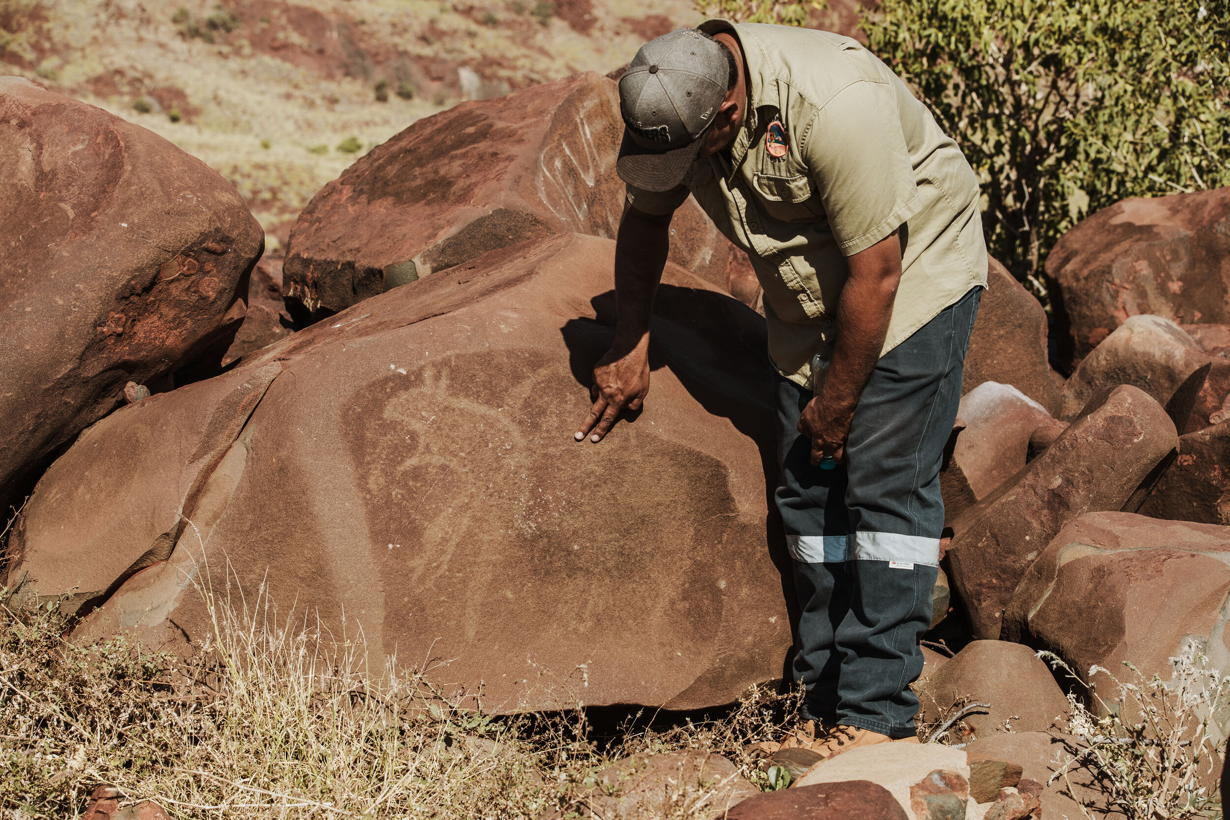  Clinton showing tourists a Mangguru (Kangaroo) at the Yaburara Heritage Trail. 