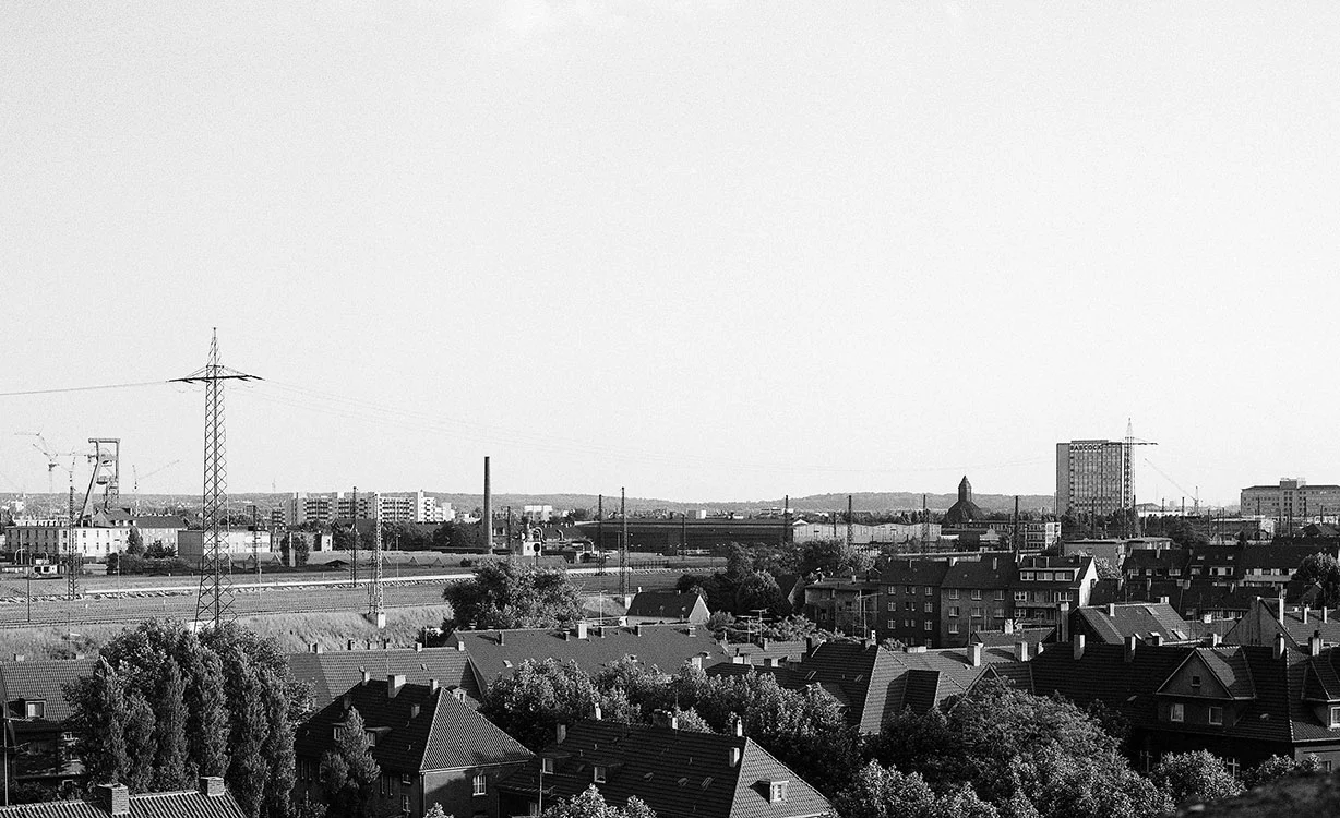 Blick von der Zechenhalde Lirich, City West mit Förderturm, Babcock-Hochhaus, 1976