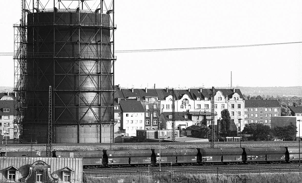Gasometer an der Duisburger Strasse, Blick von der Zechenhalde Lirich über Verschiebebahnhof West, 1976