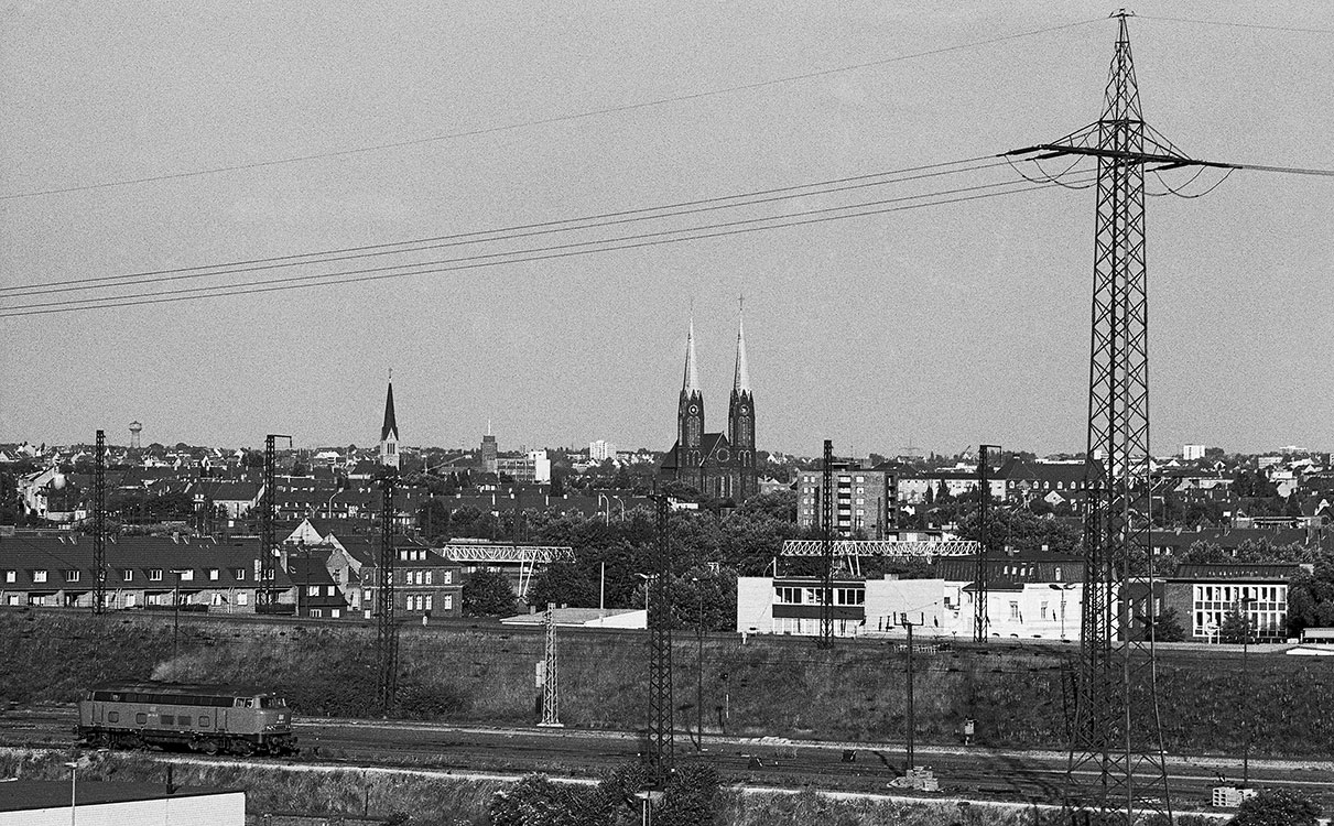 Oberhausen West, Marienkirche, Blick von der Zechenhalde Lirich über Verschiebebahnhof West, 1976