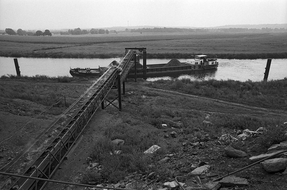 Transport von Bergematerial, brennende Zechenhalde Alstaden, 1981