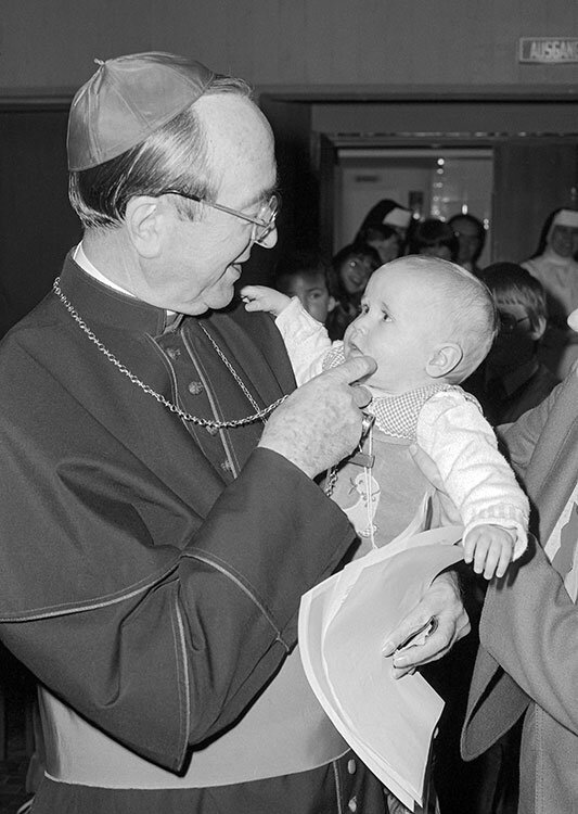 Bischof Franz Hengsbach mit Kind, Essen 1982