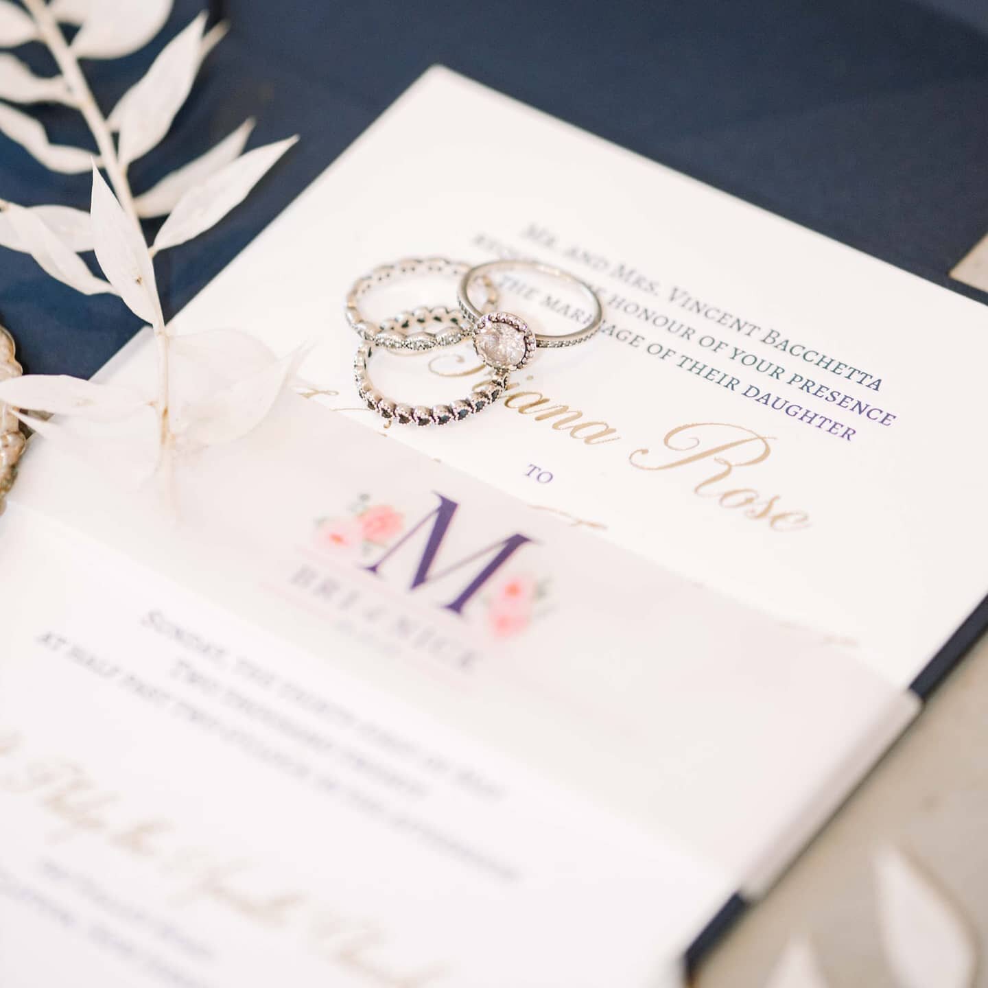 Wrapping the pieces of your invitation suite together with a band or ribbon makes it feel like a little gift as your guests open it! How about this beautiful semi-transparent vellum band? 😍
