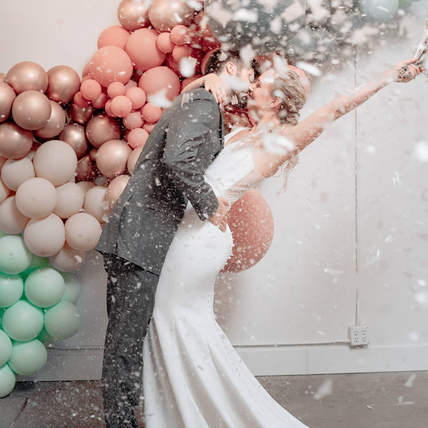 Weddings are looking a little different this year, but they are still a momentous occasion to be celebrated! 🎉 If you've decided on a more intimate ceremony or elopement, don't forget the invitations (or announcements). These are still beautiful kee