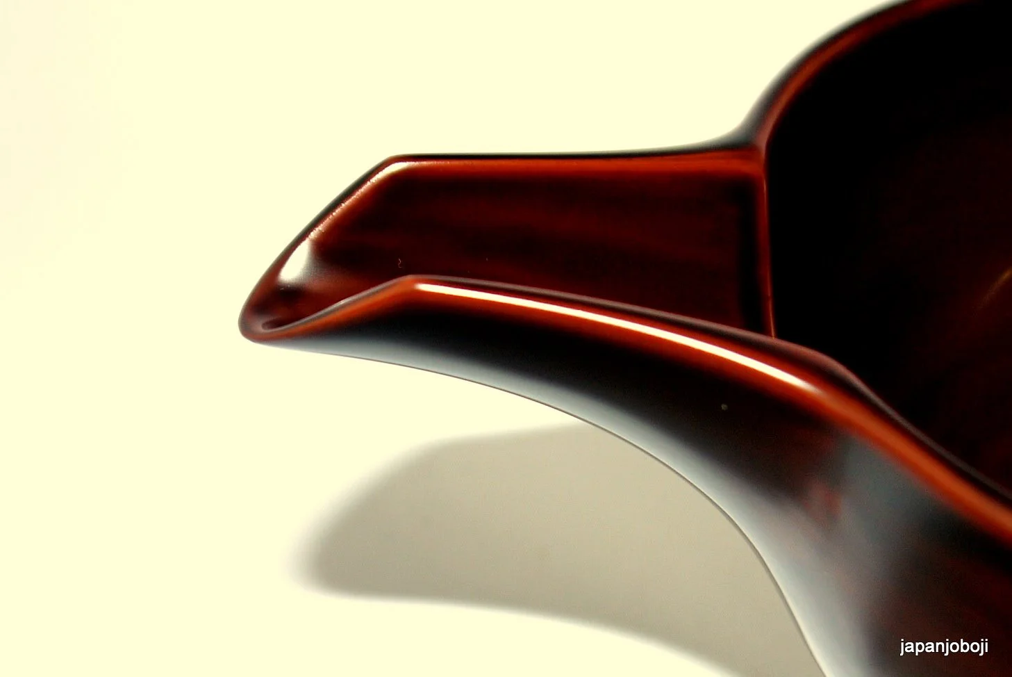  Europeans were fascinated with the beautiful embedded gold and mother-of-pearl designs and deep red or black luster of Japanese urushi. 