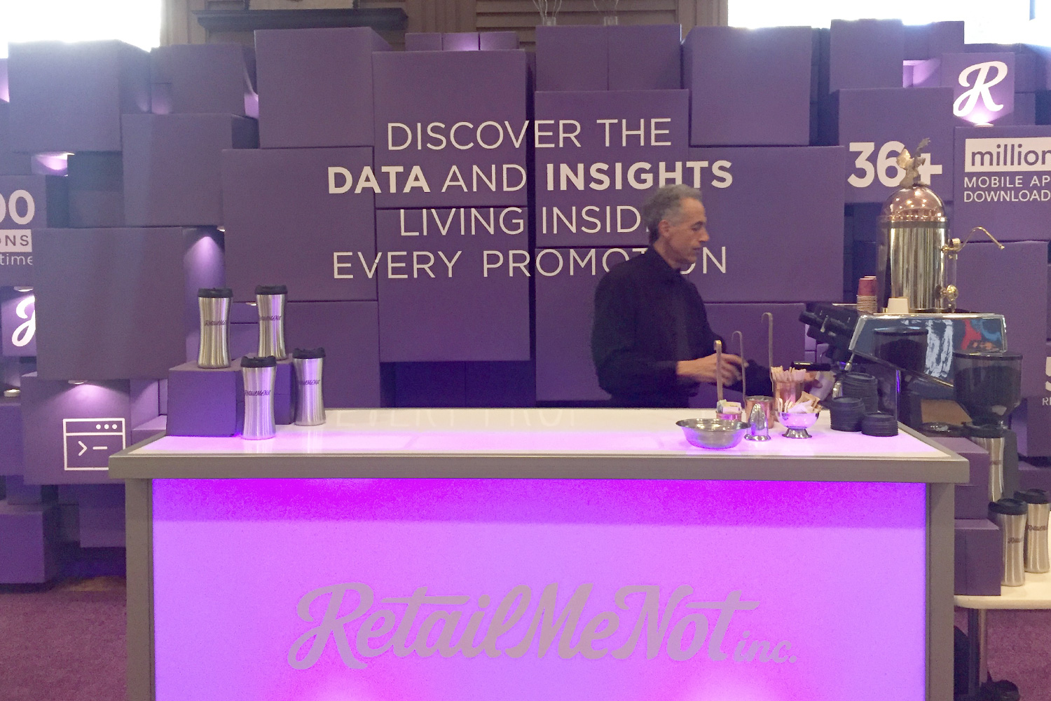 RetailMeNot-eTail-West-Branded-Exhibit-Design-03.jpg