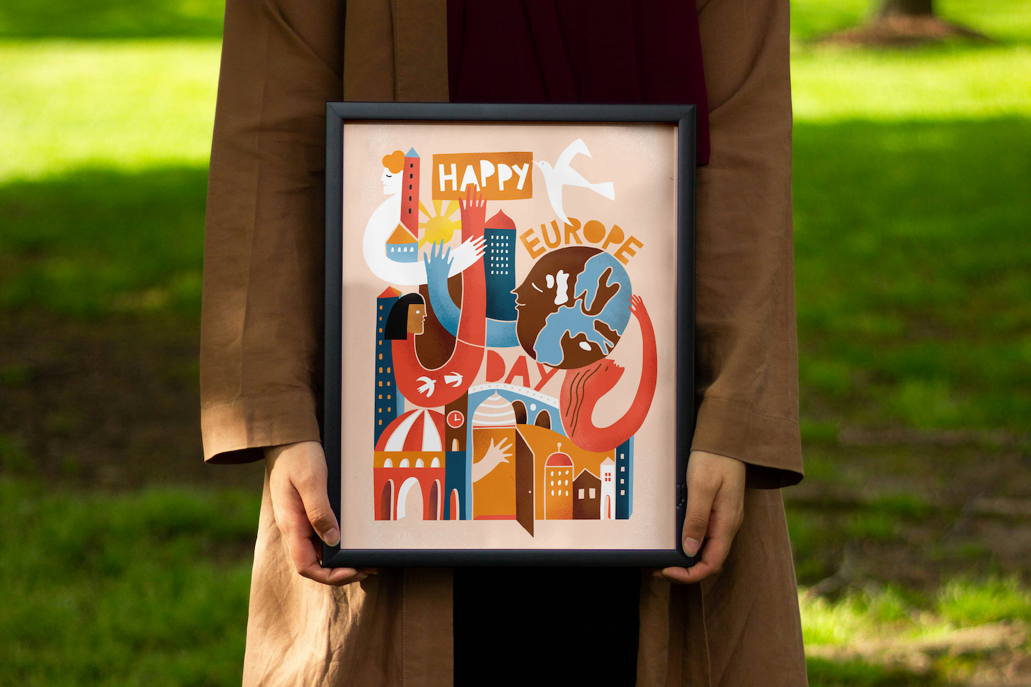 Free Frame in Women Hand Mockups.png