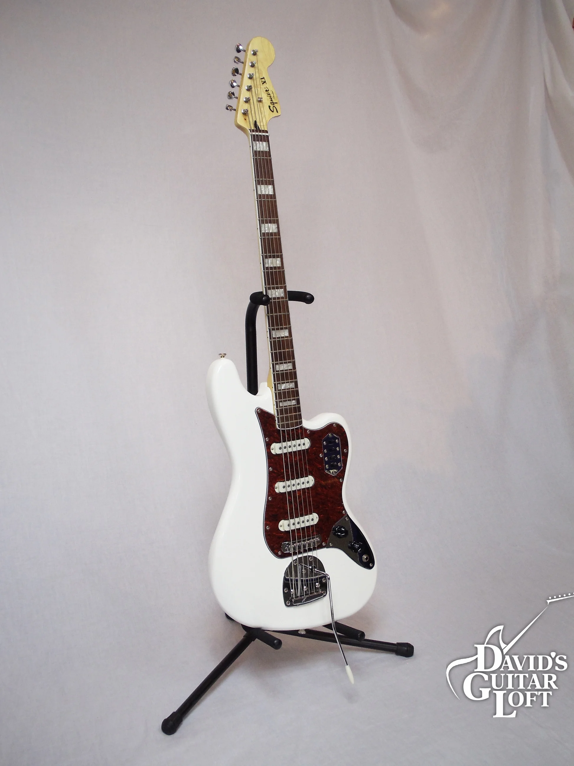 SQUIER-BASS-VI-ANGLE.jpg