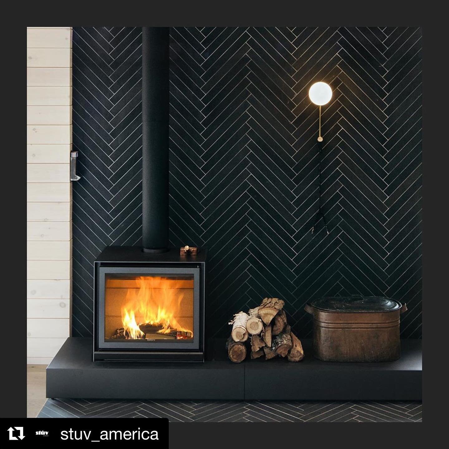So much coziness in this scene conjured by @vfarchitect. Heat brought to you by @stuv_america 🔥 Sexy sconce brought to you by @objectinterface 💡
・・・
・・・
#Repost @stuv_america with @get_repost
・・・
St&ucirc;v 16-68 cube
The Cabin 
Architecture: @vfar