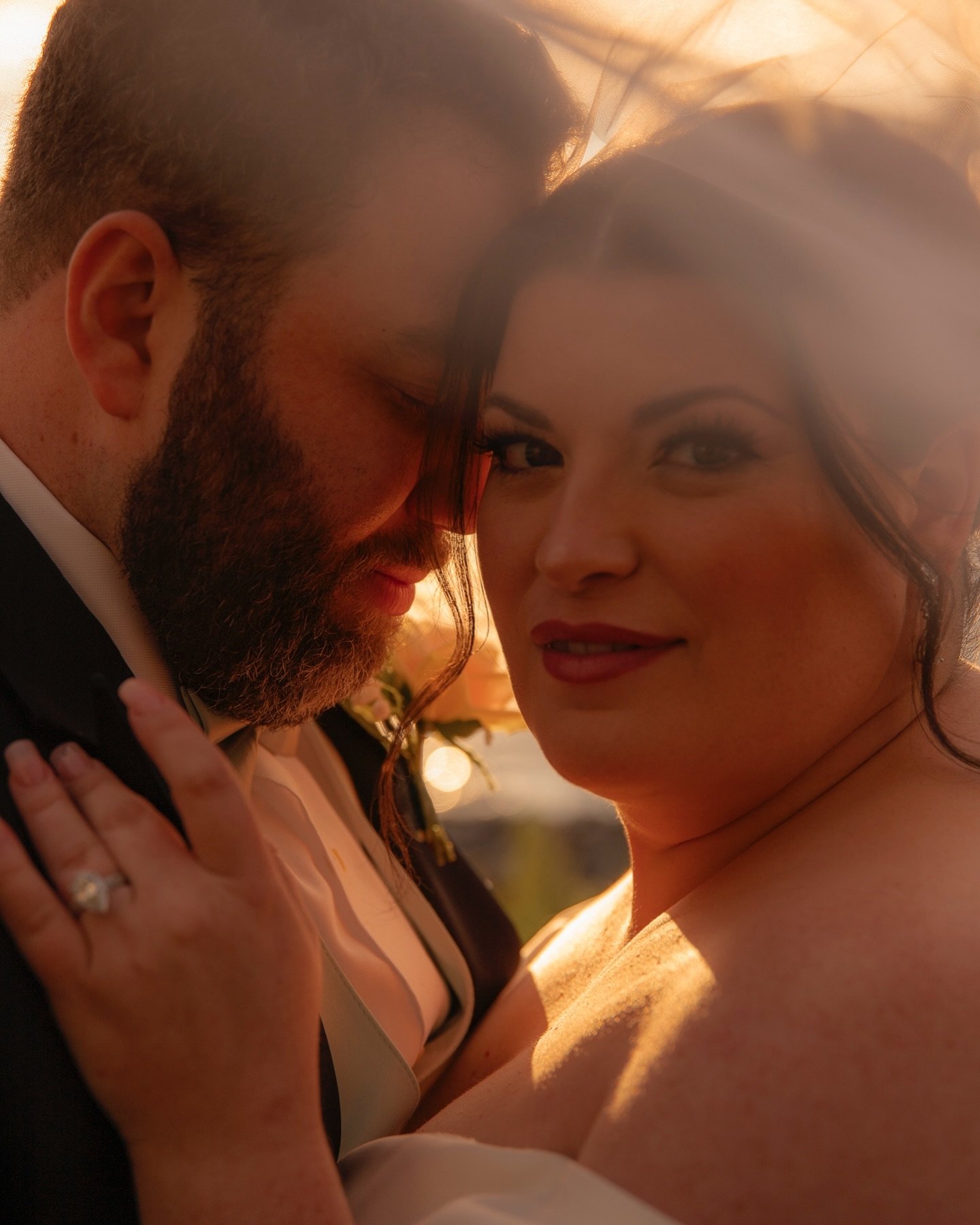studio lighting &lt; golden hour

📸 : @maohcana 

#weddingphotography #weddingphotographer #nycwedding #weddingplanning #longislandcity #licqueens #claireandaj #goldenhourphotography #nycgoldenhour #romantic #brideandgroom
