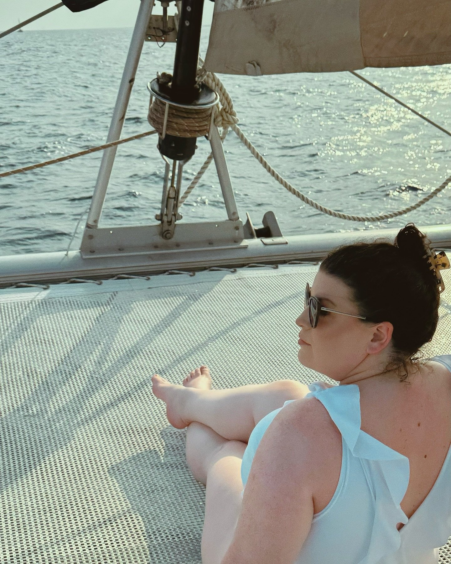 &quot;Just a dream and the wind to carry me.&quot; ⛵️

#catamaran #catamaransailing #catamarancharter #mexicanvacation #yucat&aacute;n #yucatanpeninsula #whitebathingsuit #whiteparty #sailinglife #onthesea #sailingaway #curvemodel #curvygirl #curvyco