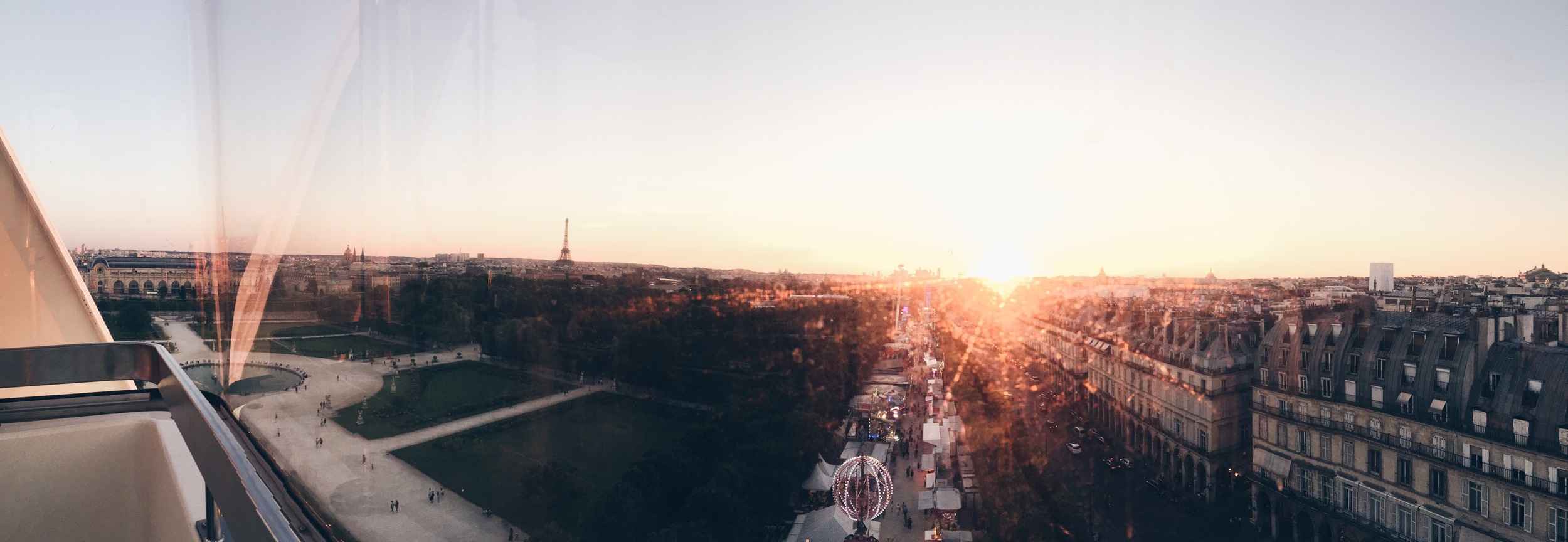 After dinner we decided to do the ferris wheel by the Louvre, and even if you're not into the "touristy" type of stuff, I highly recommend doing this. We were a bit iffy on paying 10 Euros for a ride but once you see the view you are in complete awe. And I thought Paris couldn't get anymore beautiful, oh how wrong I was. 