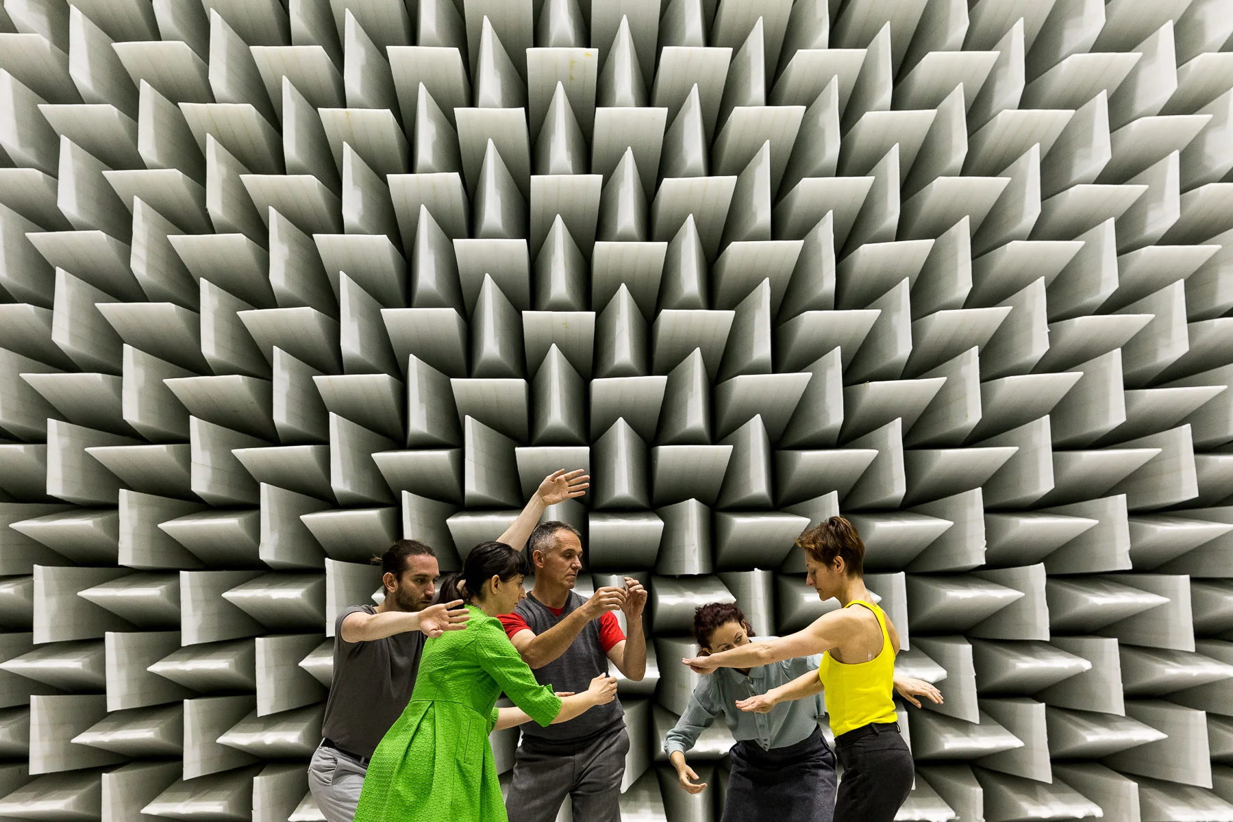 Foto scattata da Giacomo Brini nel corso della performance CircolAzione del gruppo Dance Off, presso la Camera Anecoica - Laboratorio MechLav dell'Università di Ferrara