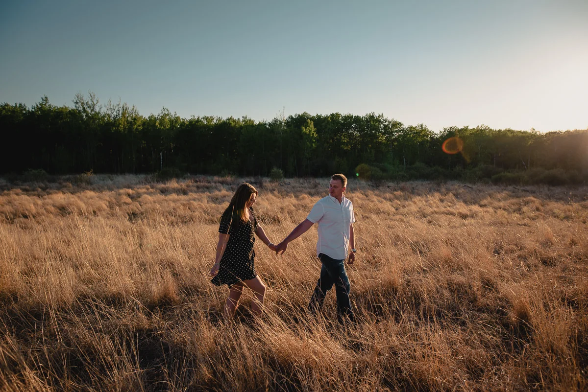 0011-winnipeg-engagement -photos-assiniboine-forest.jpg
