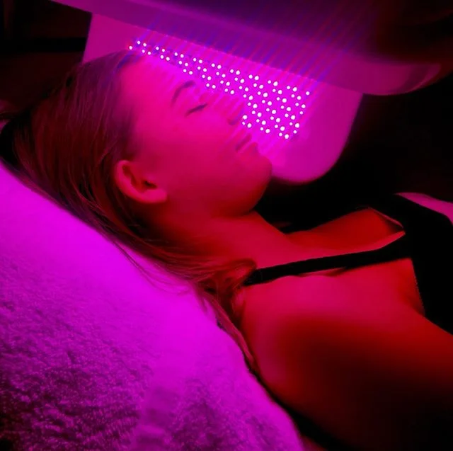 LIGHT BATHING β¨β¨β¨β£
β£
The perfect date during the cooler months, bringing hydration to your moisture deprived skin. Mmmmm, hydrated cells. #ClinicallyProven