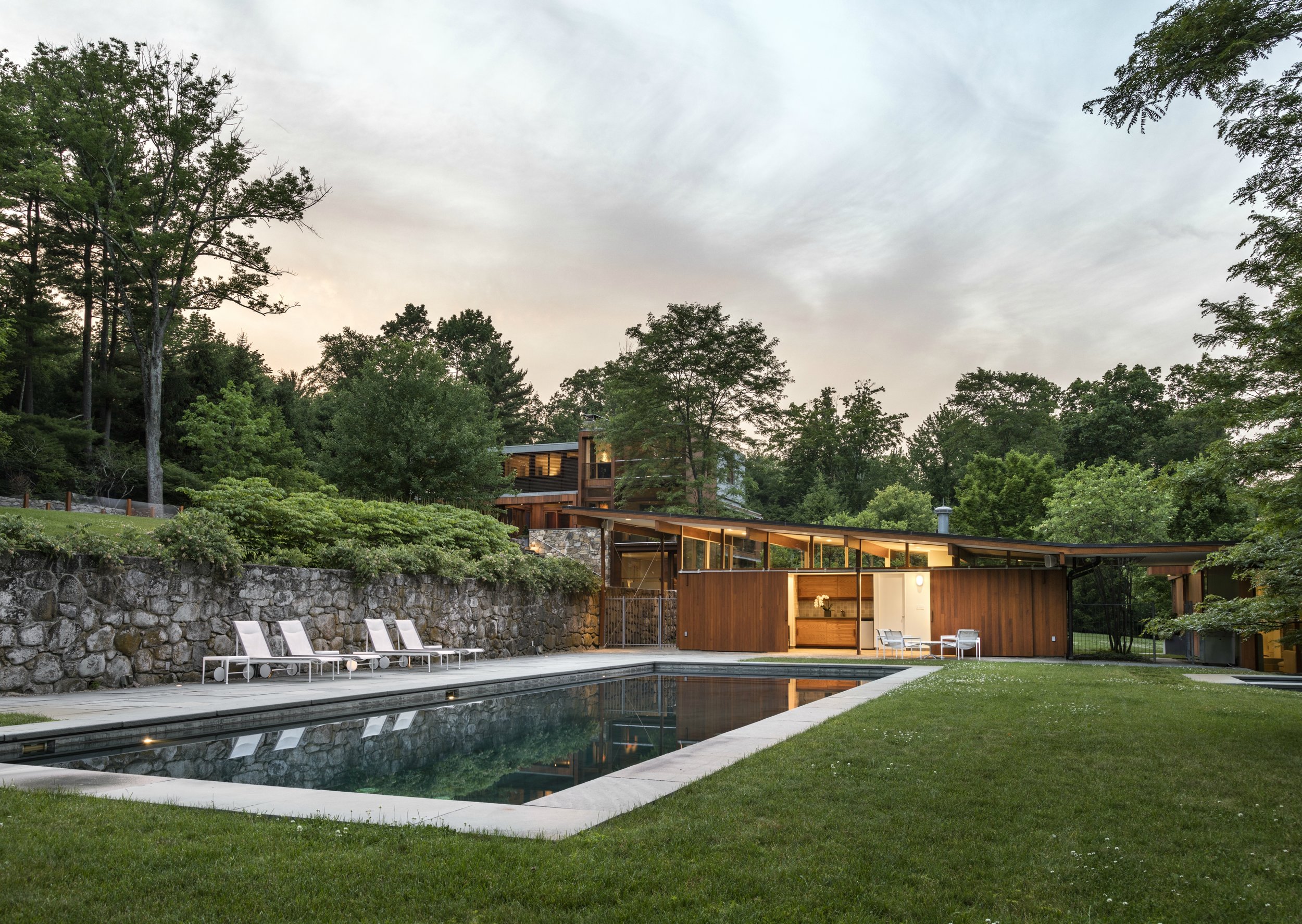 custom landscaping luxury poolside design