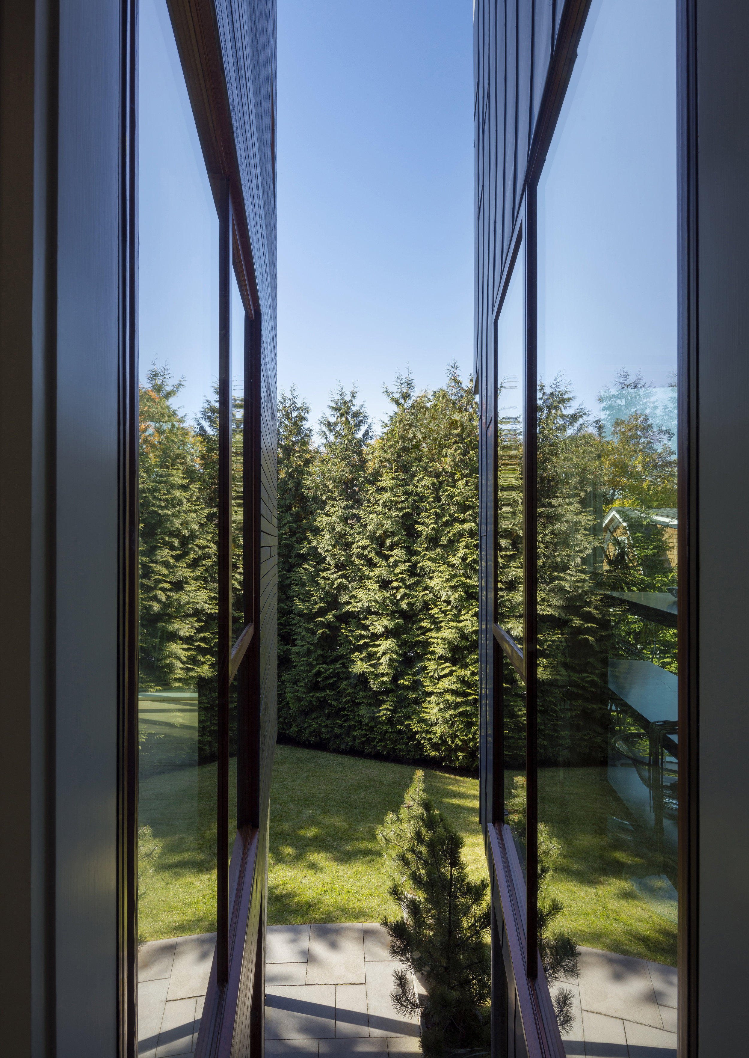 expansive parallel glass wall protrusion