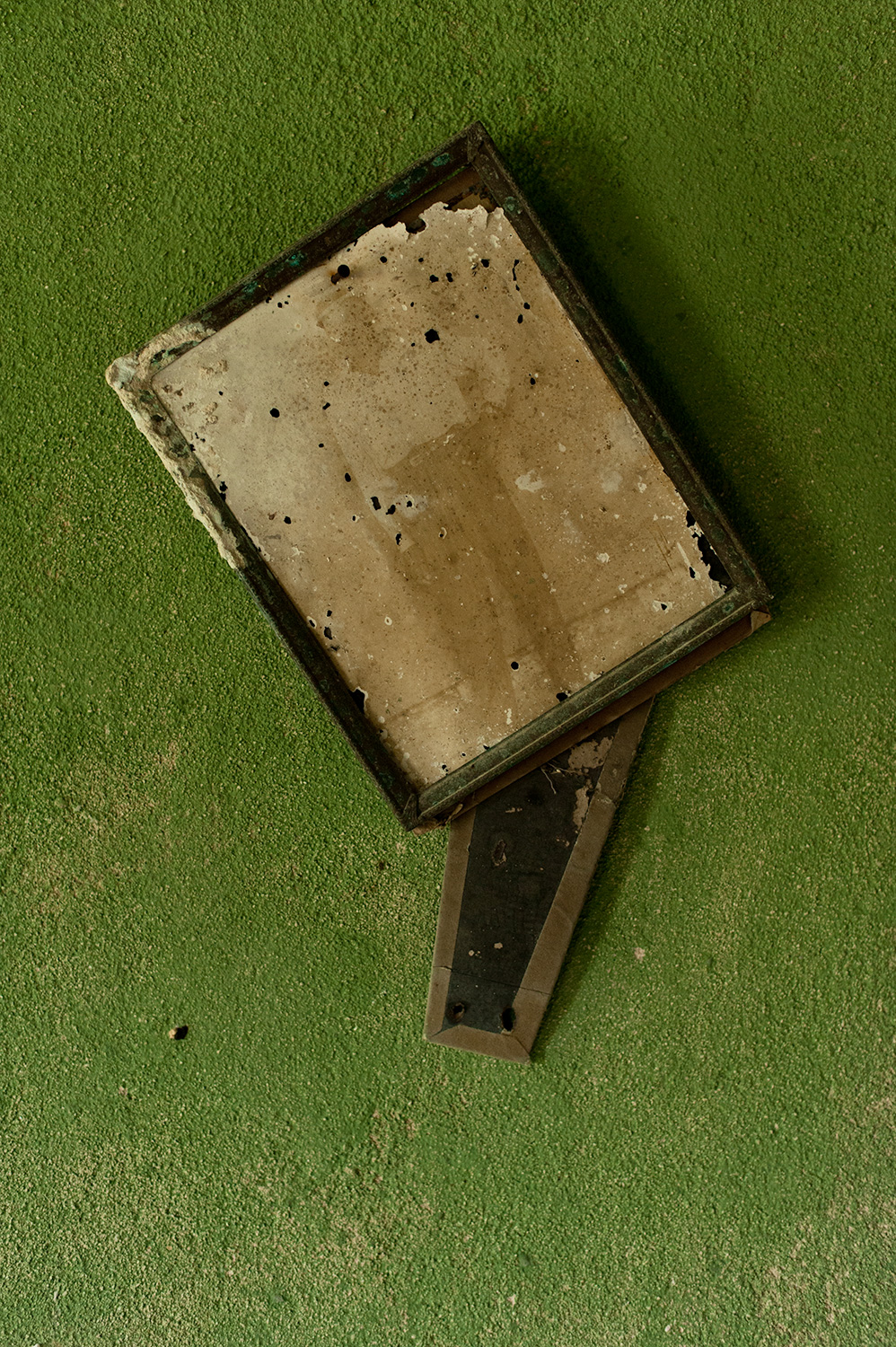 160210_photograph_on_the_wall_of_an_abandoned_home_1406.jpg