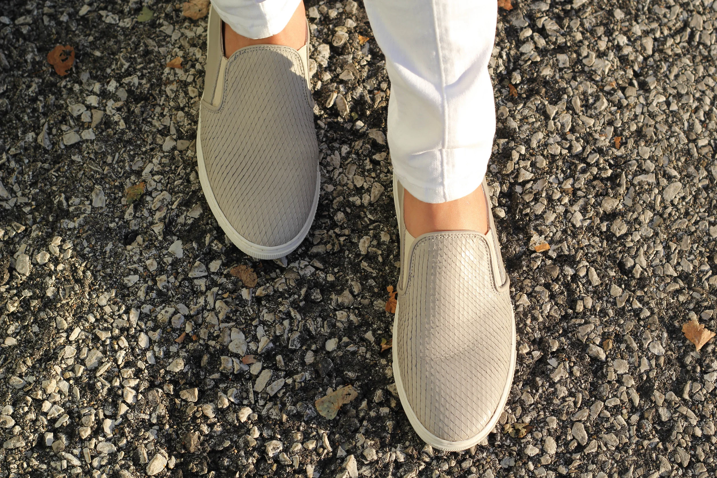 And finally, the last detail I have to share! These snake textured slip-ons from O'Moda basically walked off the shelf with me when I left the store in The Netherlands. These are one of my favorite pairs of shoes because besides their color that matches with basically everything, they still have a cool and interesting texture. They are chic and comfortable, something you don't find very often!