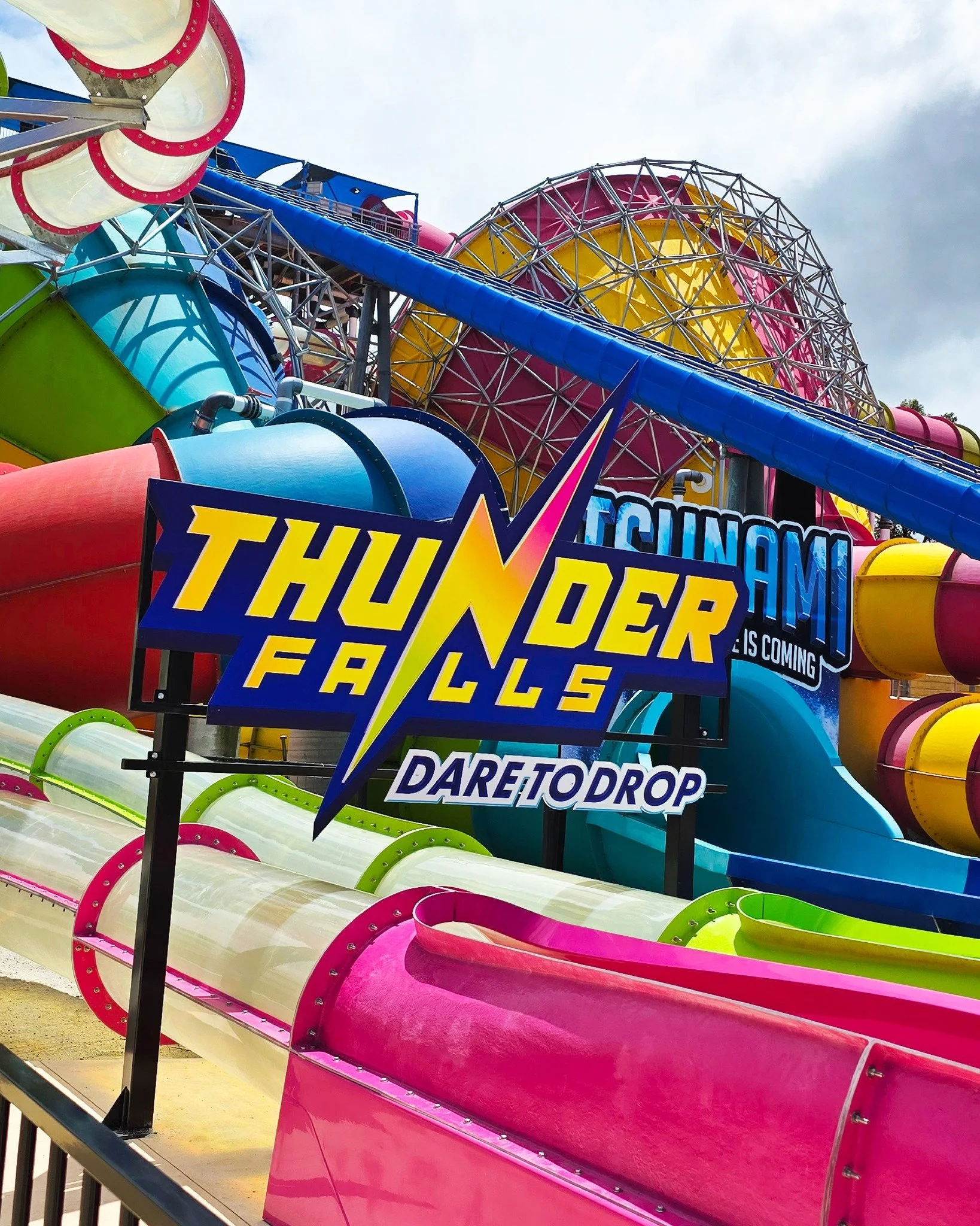 New splashing signage at @adventureparkgeelong 🌊⚡ custom 3D signs with engineered frames ☀️ 
#AdventurePark #WaterSlide #Summer #3DSign #StayEpic