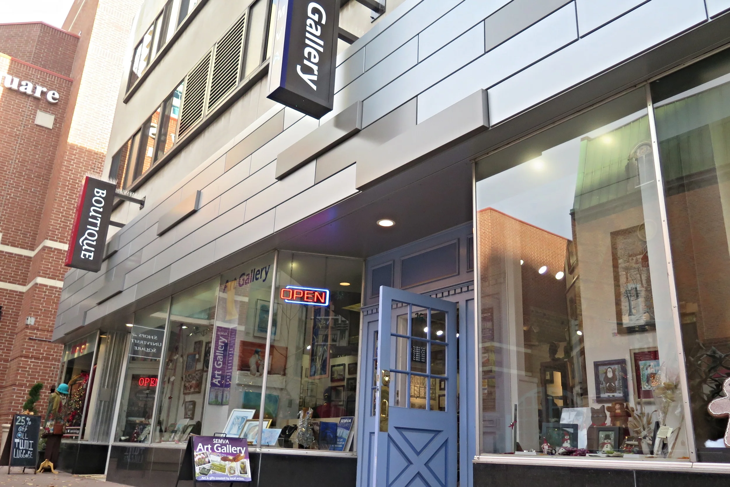 Popular art gallery on Peace Plaza closing after 23 years of business