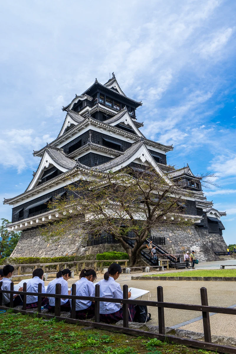 熊本城大天守三重六層建築展現出色的線條、曲度及外型，學生寫生的最愛。右側是小天守當年城寨夫人的居所。