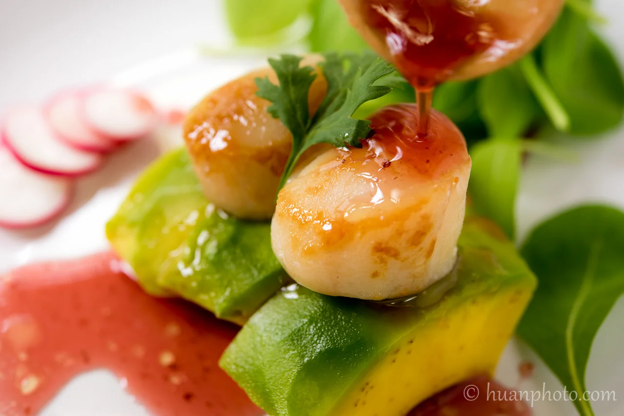 美食攝影特寫技巧：清爽夏日午餐－嫩煎干貝酪梨佐蔓越莓和風醬汁