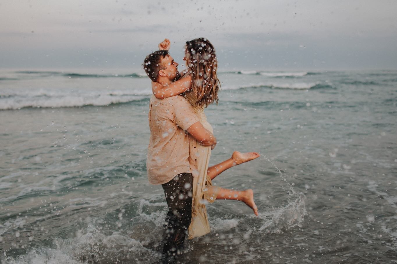 Can I just tell you a majority of my inquiries mention water pictures 🙌🏼🙌🏼🙌🏼 I&rsquo;m here for it.
.
.
.
#authenticloveMag #bitesandtickles #dirtybootsandmessyhair #beachsession #couplestyle #californiaphotographer #loveandwildhearts #posica_a