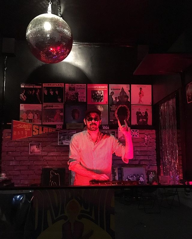 Spencer Sweeney at the English Disco.

@dirtyroomba @ltdla @passerbystop @alacontemporary 
#spencersweeney #dennishoekstra #theartpeople #mirrorball #sculpture