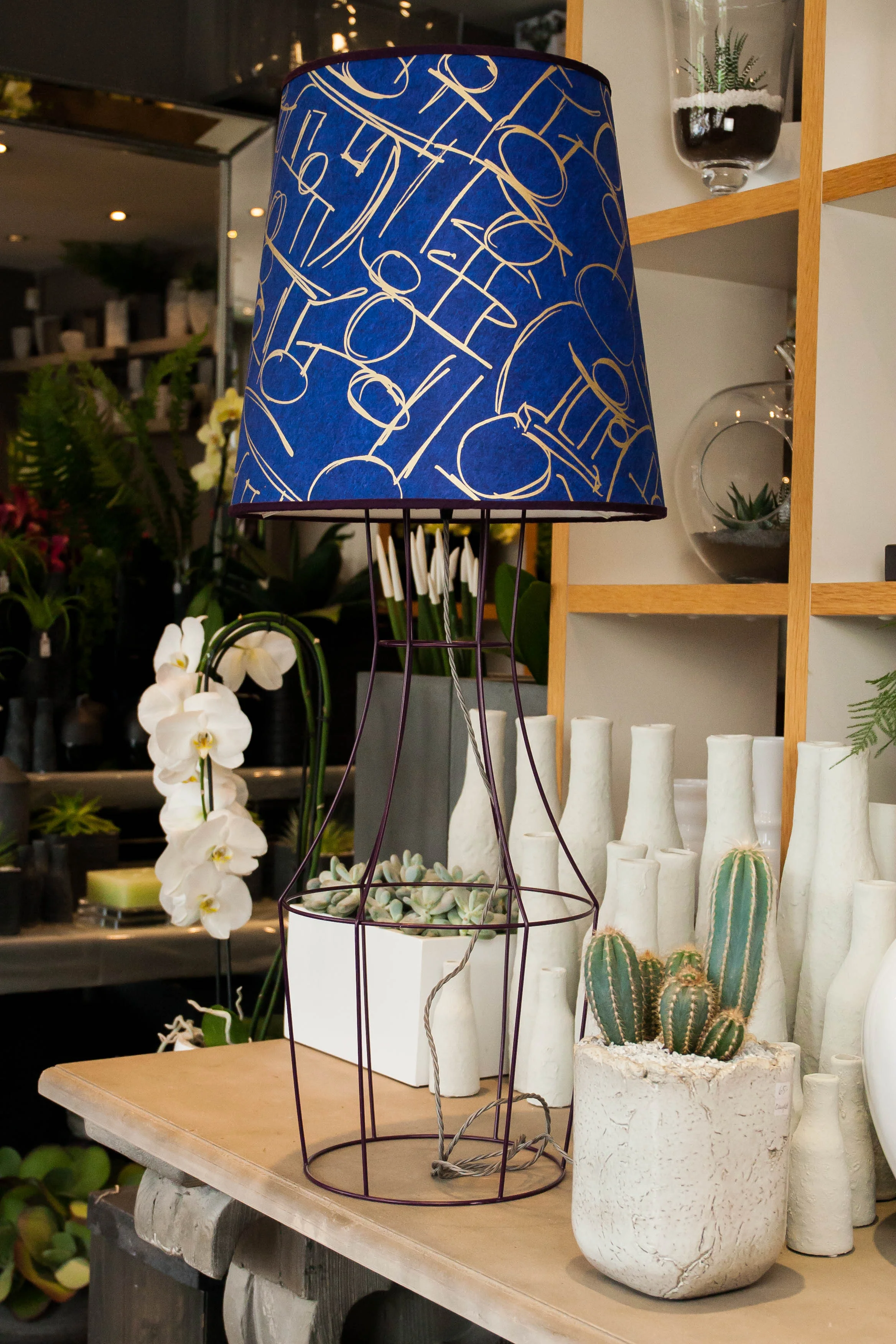 Tapered Figura Floor Lamp ‘Asesegua’ | Electric Blue & Gold