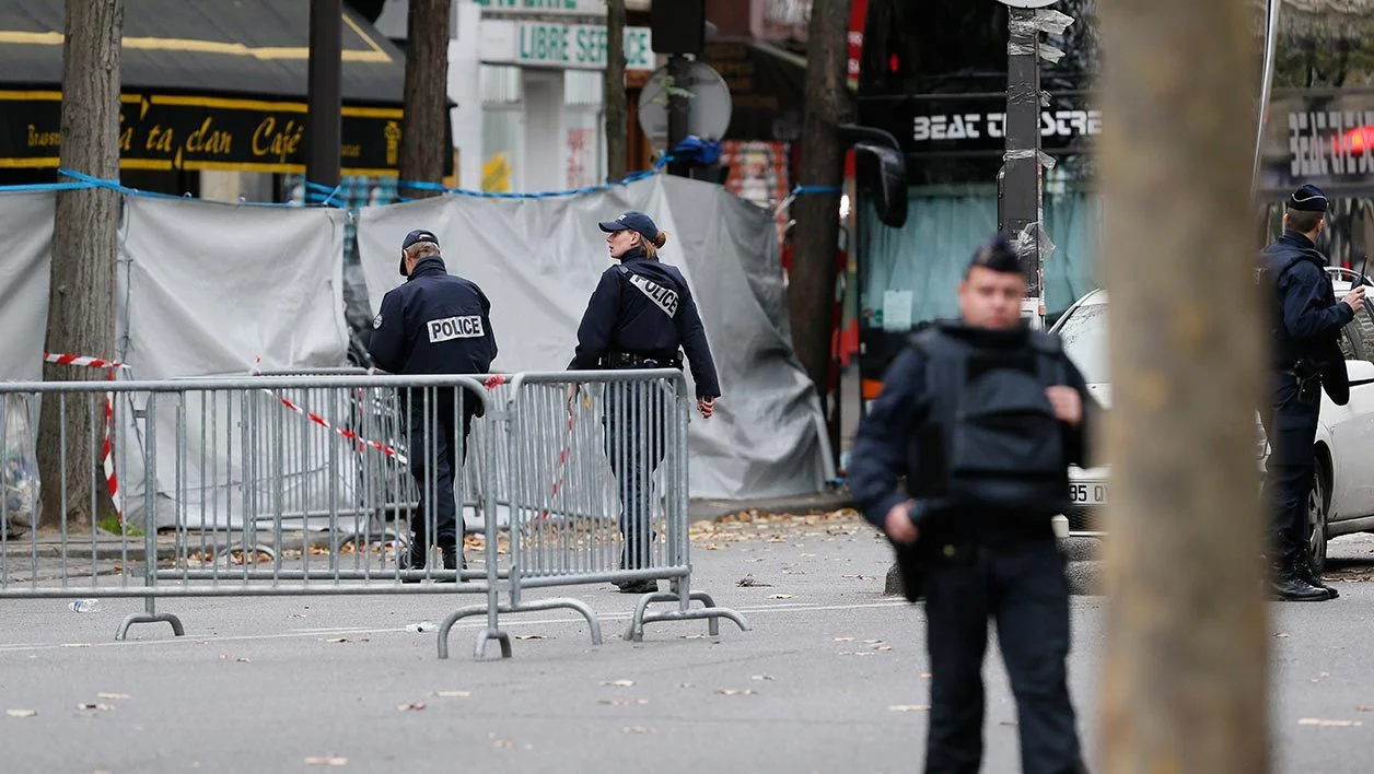 Police outside Le Bataclan. (Source: bfmtv.com) . 