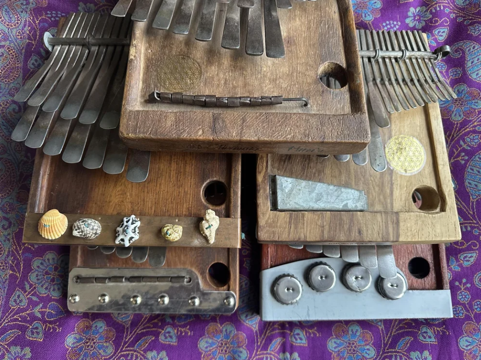 Buzzer (‘majaka’) styles: bars, shells, compartments, plates, and bottle caps.