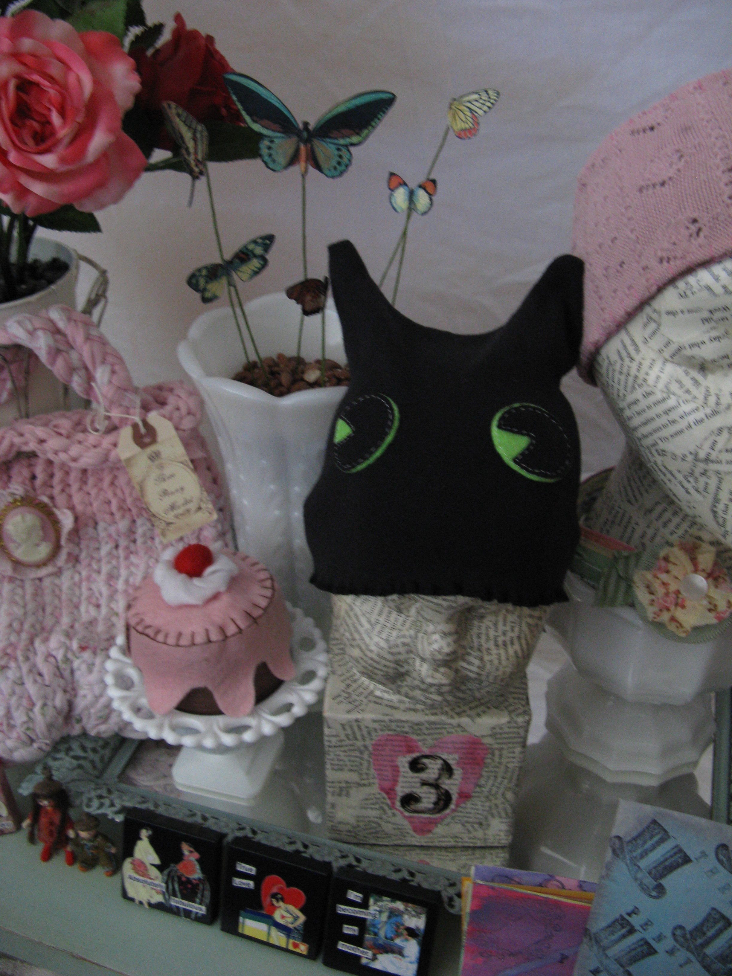 Kitty baby hat and felt cake detail
