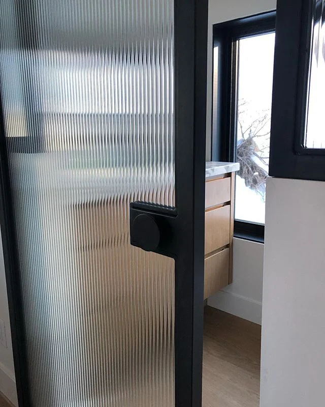 Squeezed this sweet little loo into the master suite...so happy with how it turned out!

#parkcityinteriordesign #hannahgalbreathdesign #moderndesign #utahdesign #moderncabin #skicabin #nofilter #organicmodernism #vintagemodern #utahisrad @alliedmake