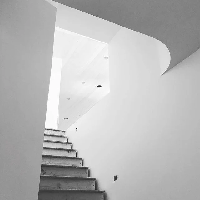 Cool contours at a job in progress... #hannahgalbreathdesign #utahdesign #newbuild #interiordesign #stairs @aqua_di_joe  #moderndesign