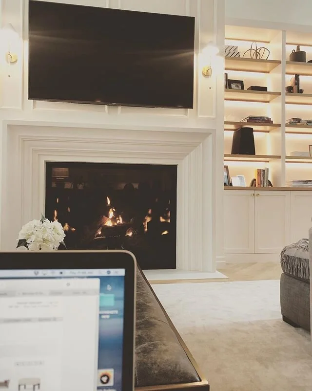 Seeing things from my client's perspective... and they look pretty darn cozy!

#hannahgalbreathdesign #utahdesigner #utahdesigner #newbuild #interiordesign #interiordesigner #utahdesign #moderndesign