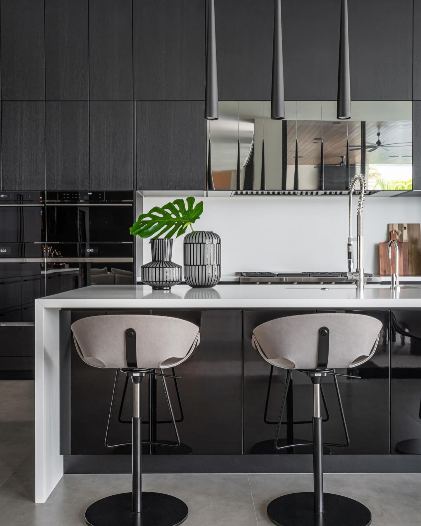 Bringing sleek sophistication to the heart of the home with this modern black kitchen. The clean lines,and timeless materials make this space a true showstopper. Who says kitchens have to be boring?
.
.
.
#ModernKitchen #BlackIsBeautiful #InteriorDes