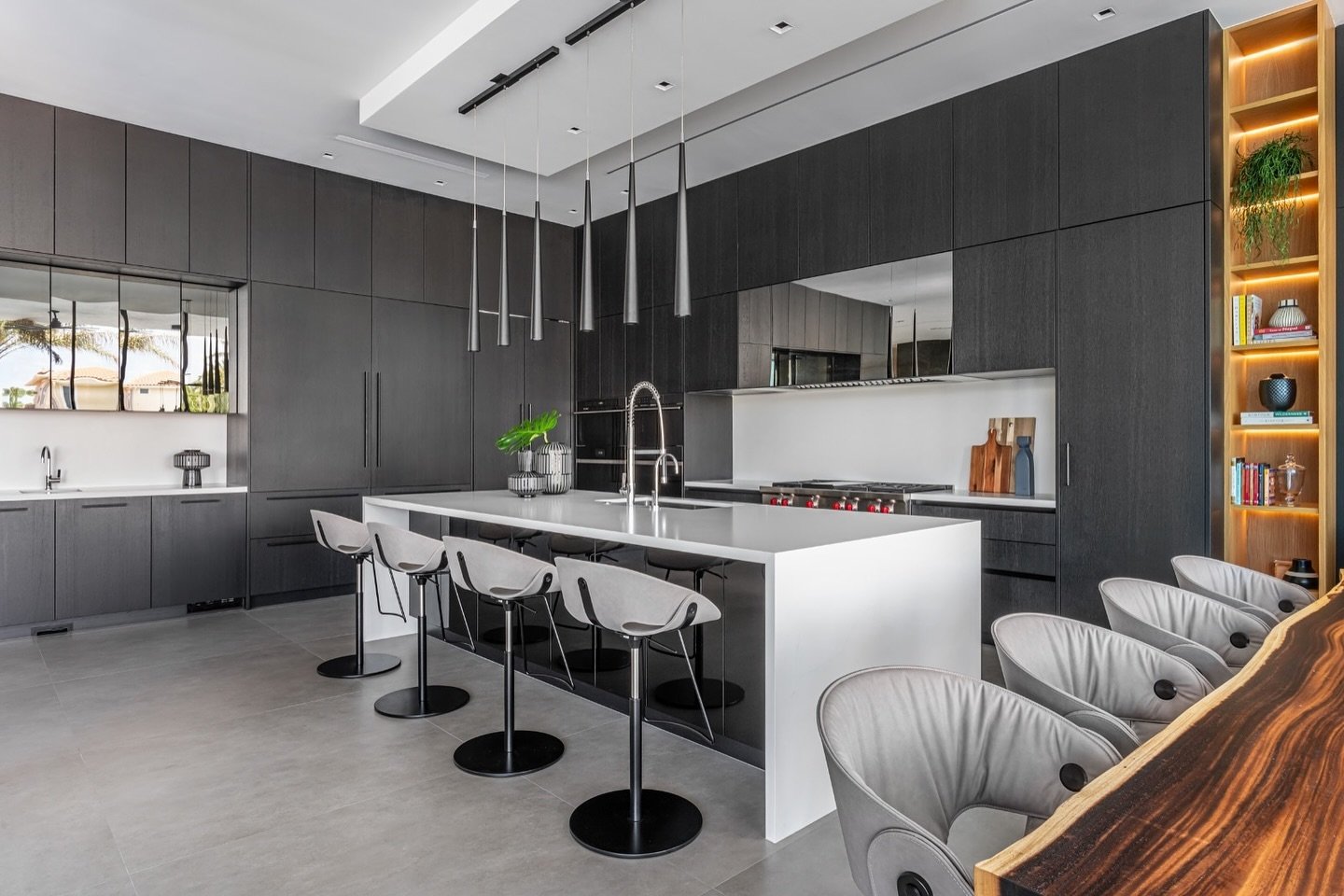 Kitchen and Dining room all beautifully integrated. @2id_interiors 
.
.
.
#homestyle #home #deco #decor #homeinspo #interiorlovers #homerenovation #miamiinteriordesigners #design #interiores