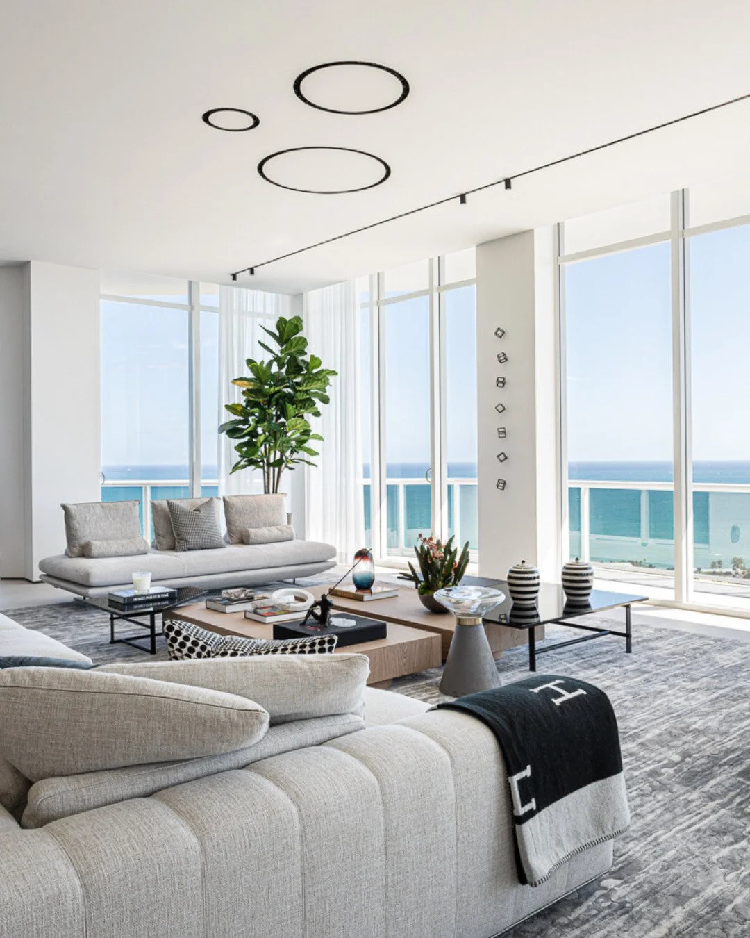 Living room project completed with extra care in every detail.
With its stunning ocean view, the space offered incredible potential and unique challenges that pushed us to be intentional with every choice.
We used clean lines, soft textures, and a ne