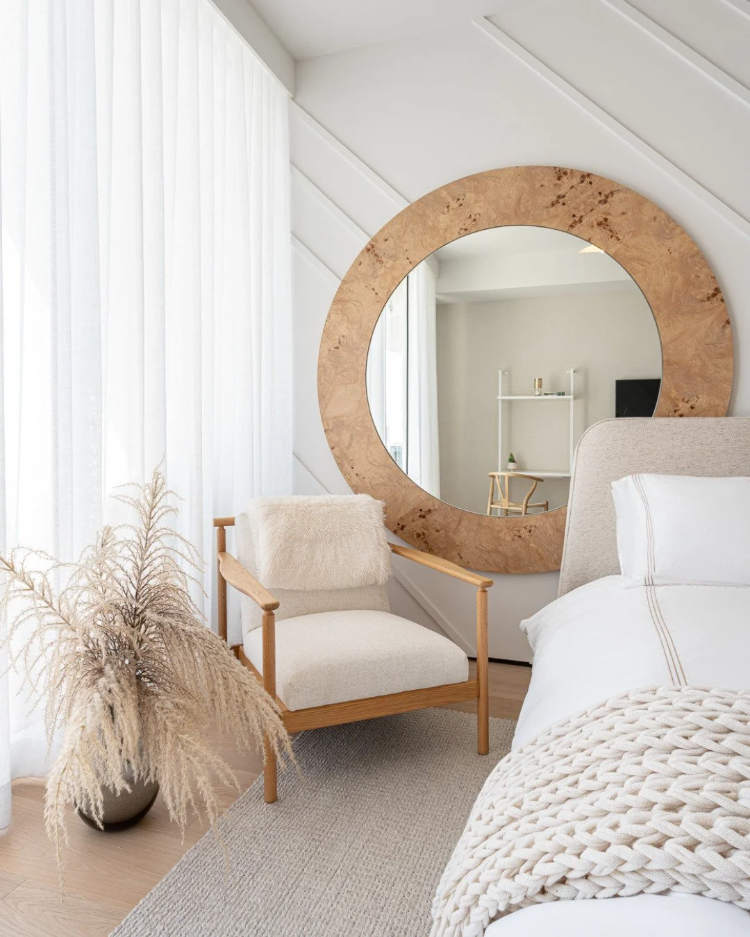 Light tones, natural light, and an airy atmosphere.
The palette, inspired by Pantone&rsquo;s 2026 Color of the Year, Cloud Dancer, reinforces a sense of calm and comfort in every detail.
#LuxuryInteriors #InteriorDesign #ModernBedroom #NeutralPalette