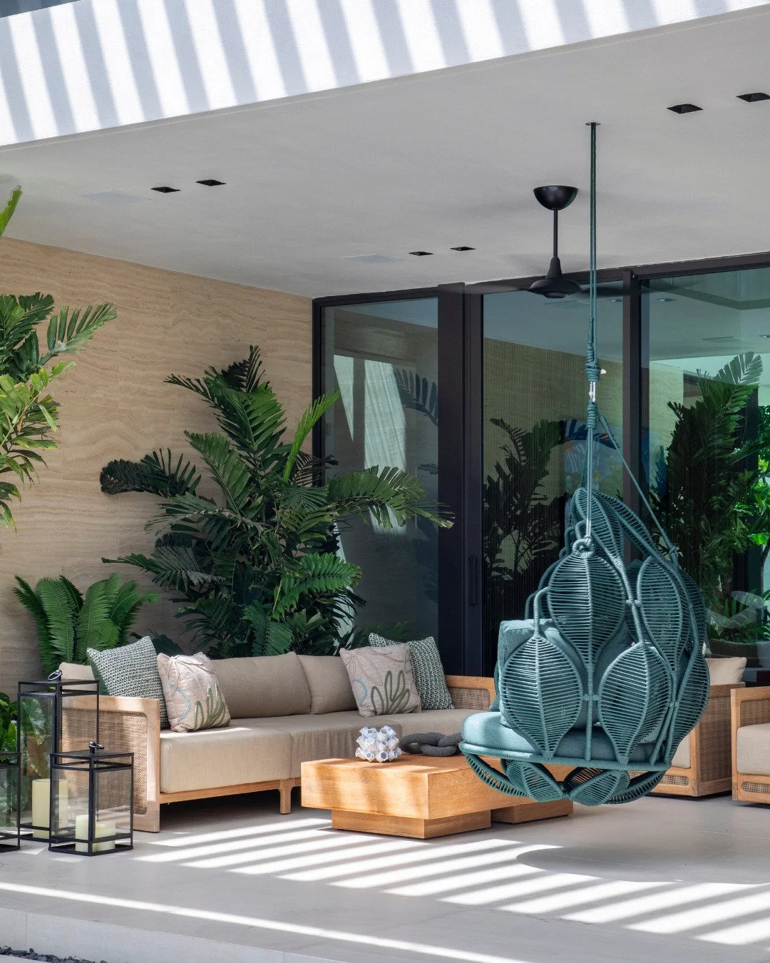 How are you surviving the cold over there? 😂
Miami decided to give us winter this week, so we wanted to share a few shots from one of our projects to warm things up a bit while we wait for the sun to come back.
Still obsessed with how these spaces c