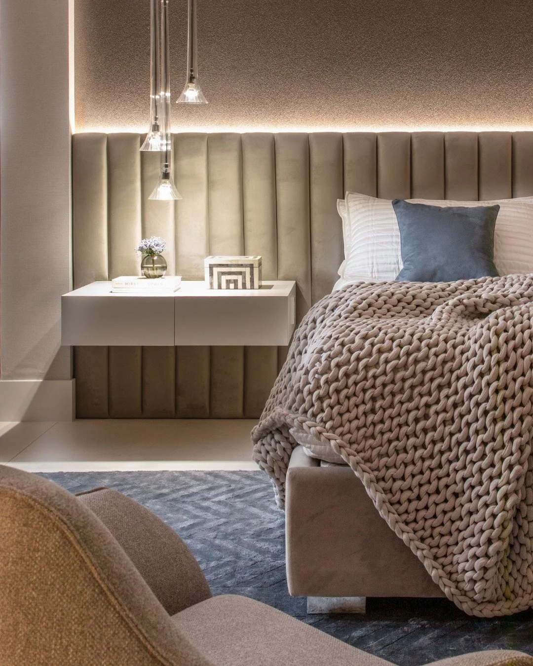 Bedroom mood lately!
Layered textures, lighting that makes everything feel softer, and headboards that makes you want to stay a little longer. 
We love creating spaces that feel calm at the end of the day and beautiful when the sun comes in.

Which o