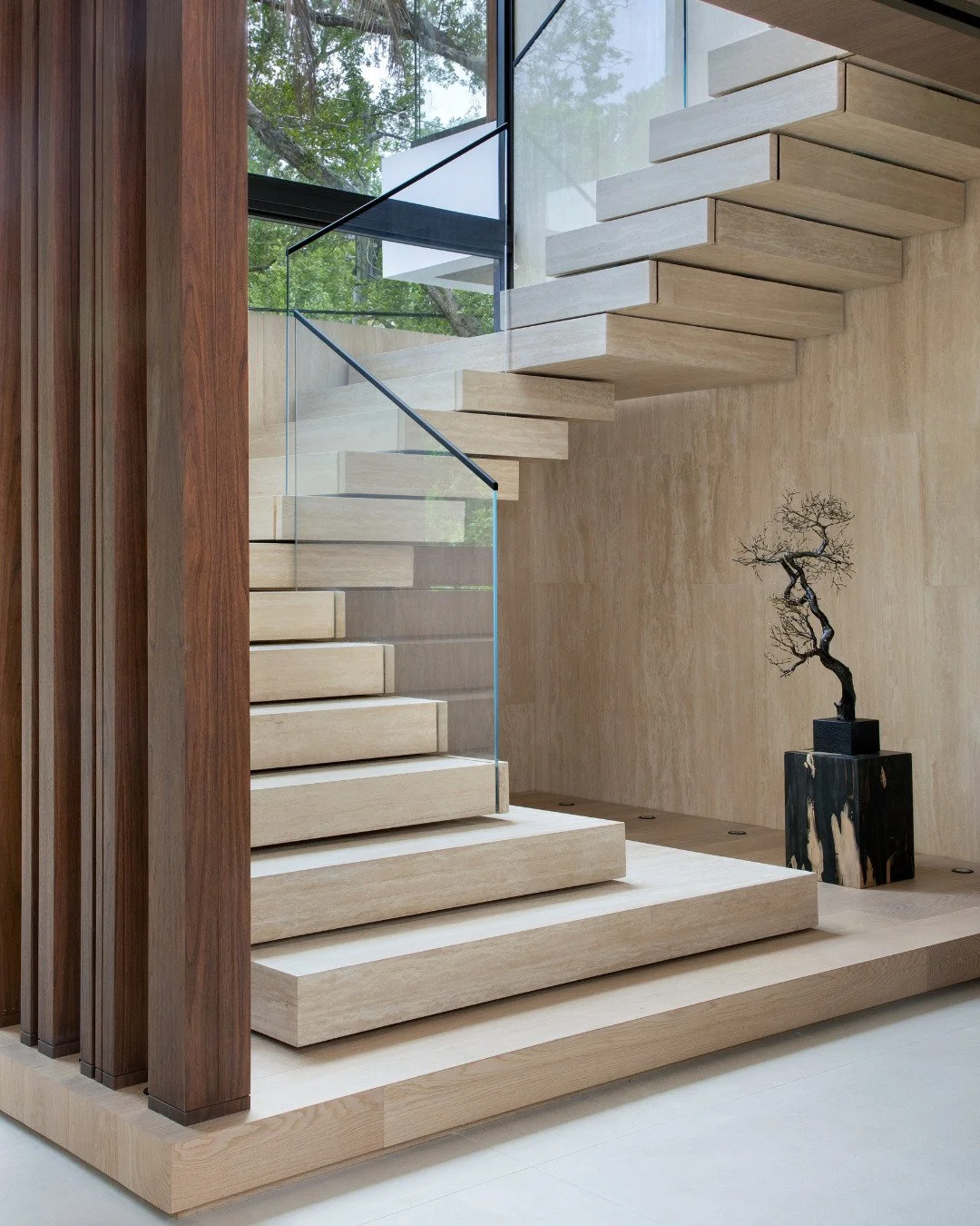 This staircase was one of the standout elements throughout the project.
The idea was for it to feel light, while still having a strong presence in the space,
so it feels like part of the architecture, not just something that connects spaces.

This pr