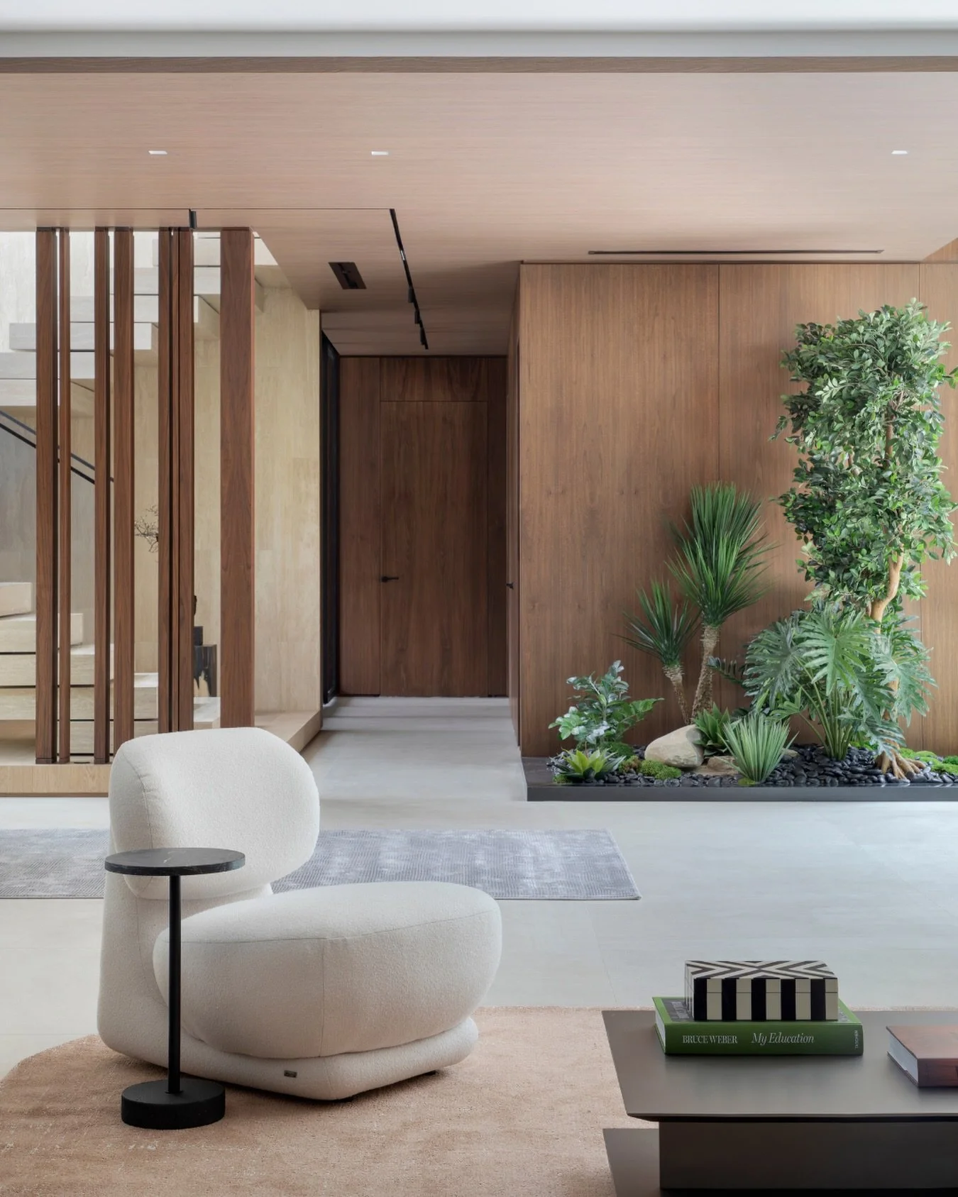 Here, we wanted the space to feel open, but still grounded.
Everything connects naturally, from the materials to the architecture and the greenery,
so nothing feels forced, everything just works together.

This property is currently listed with @gold
