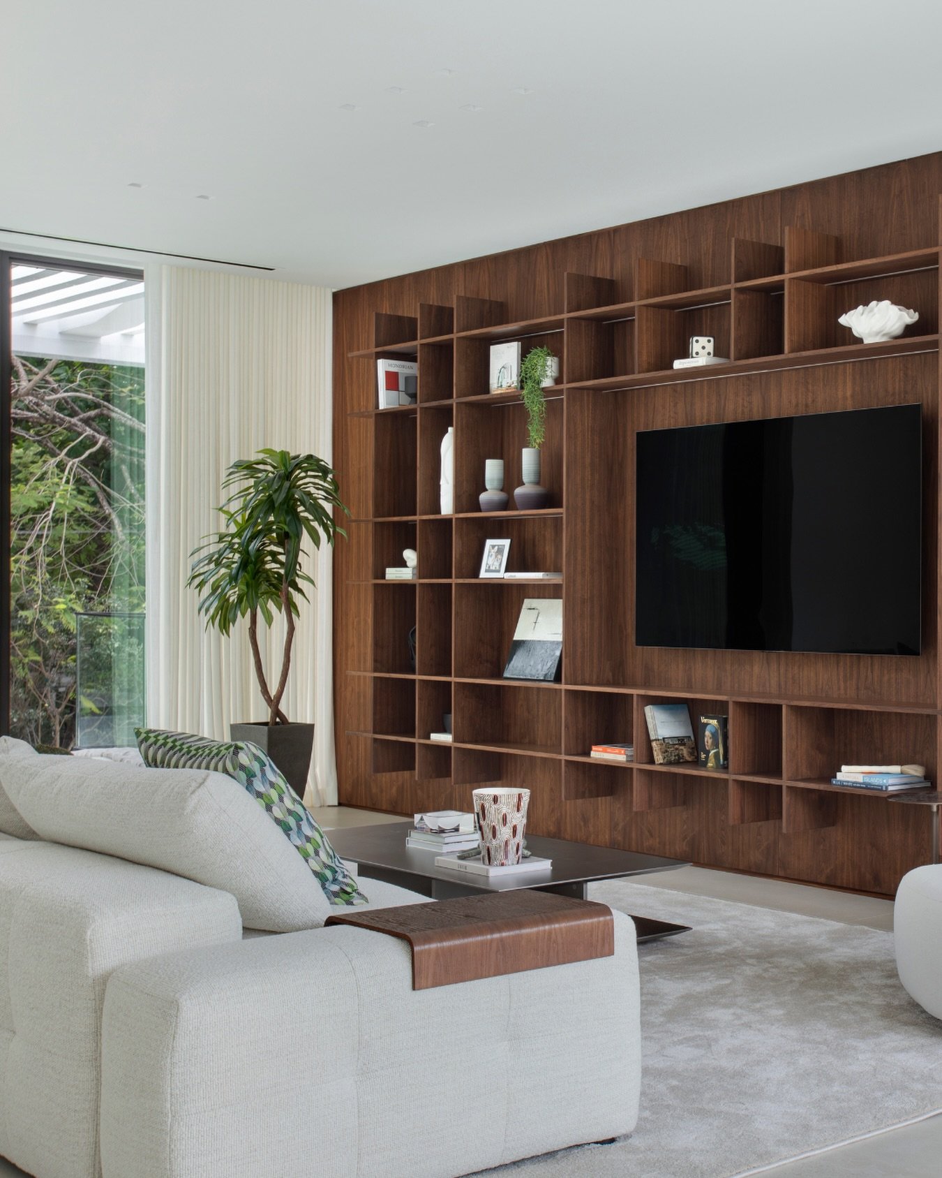 This wall took a bit of balance to get right.
We wanted something with presence, but not too heavy,
so we opened up the composition and used the wood to bring warmth without closing the space.

This property is currently listed with @goldendina 

@mc