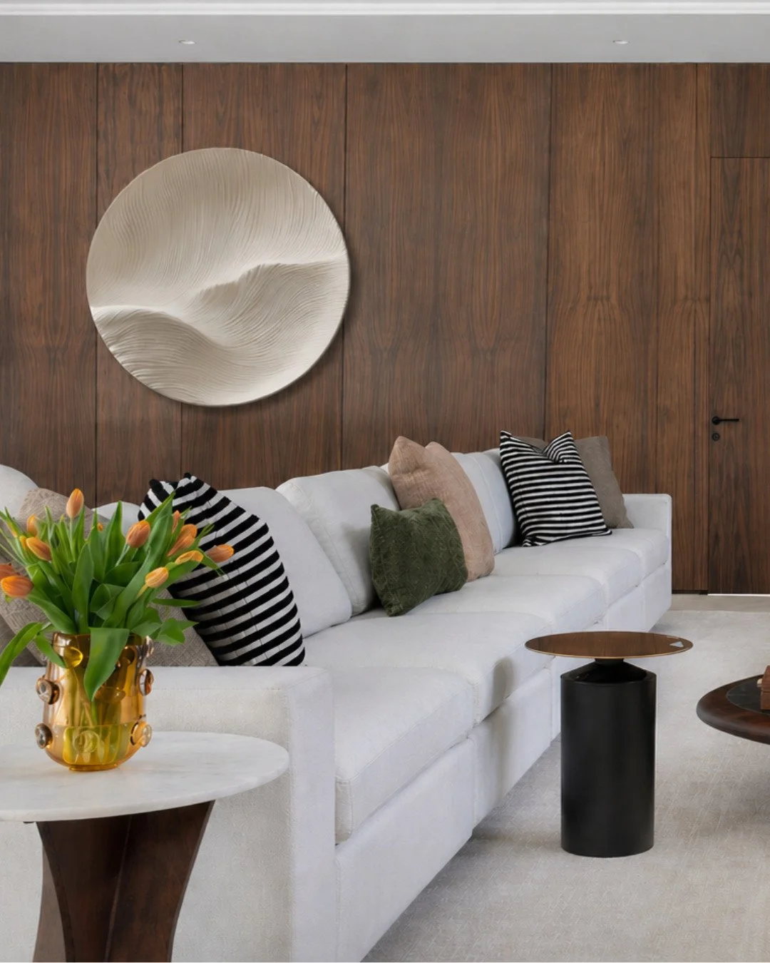 This was one of those spaces where we kept adjusting the composition.
The mix of textures, tones, and patterns needed to feel natural, not too perfect,
so everything comes together in a way that feels effortless, but still very intentional.

This pro