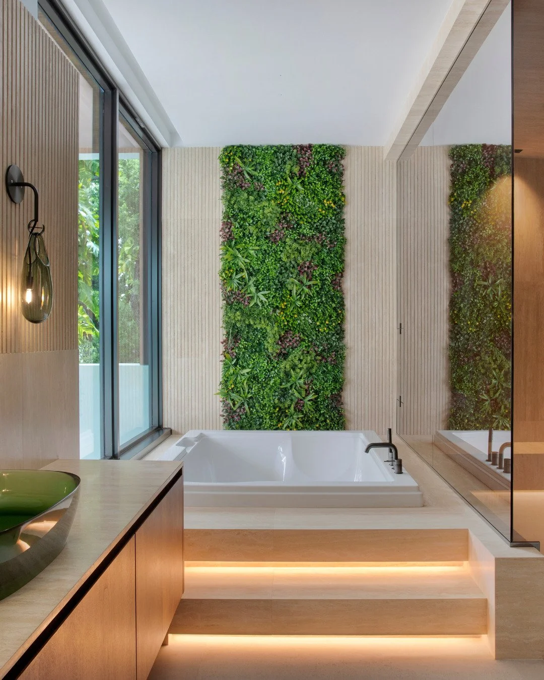 This was one of those spaces where we wanted the experience to feel more immersive.
The combination of natural light, textures, and greenery creates a calmer atmosphere,
so it feels like a pause within the home, not just a bathroom.

This property is