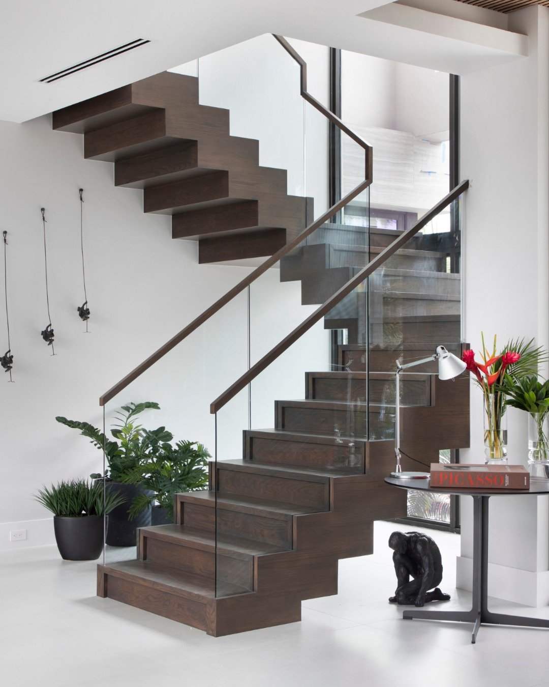 This staircase became one of the standout elements of the project.

The idea was for it to feel visually light while still bringing a strong presence to the space. The darker wood adds depth and contrast, while the glass keeps everything open and sea