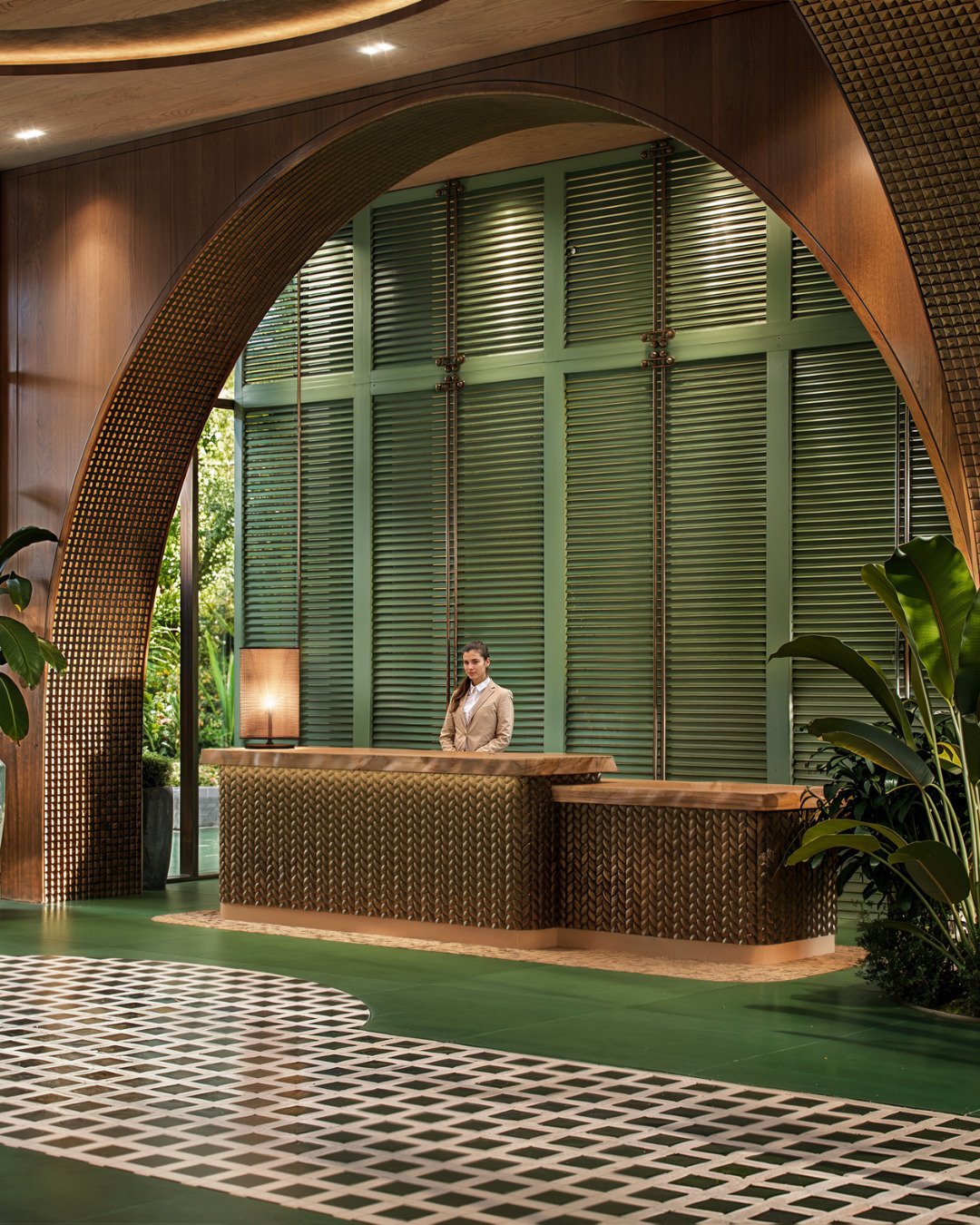 Every detail shapes the guest experience.

Vibrant colors, natural materials, and spaces designed to connect with nature create an atmosphere that feels both welcoming and memorable.

From the reception to the guest rooms and the bar, every space was